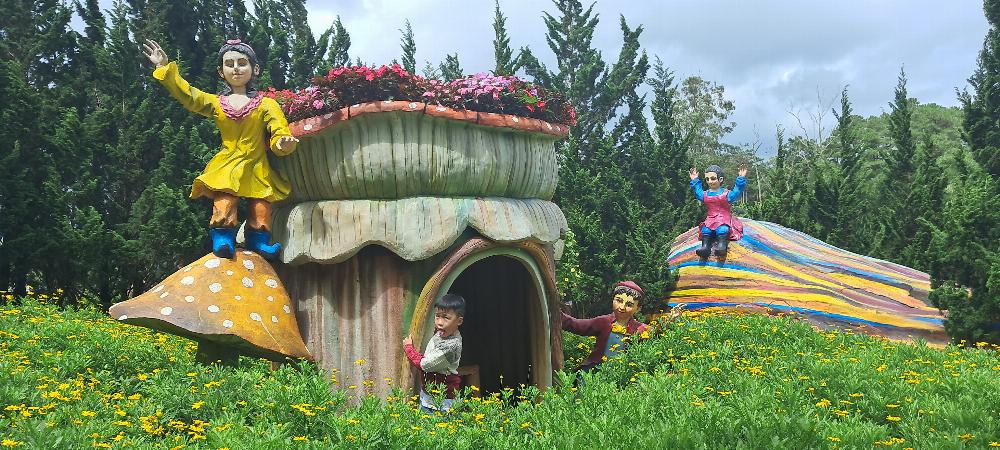 Giá vé tham quan Làng Cổ Tích - Dalat fairytale land